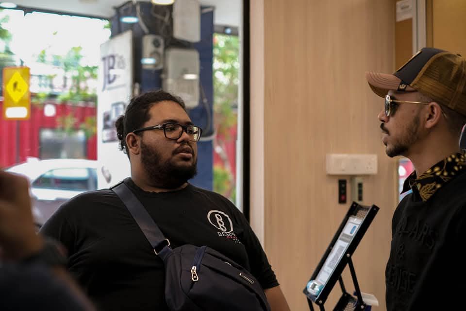 Krew Beeprography berbincang dengan klien di lokasi
