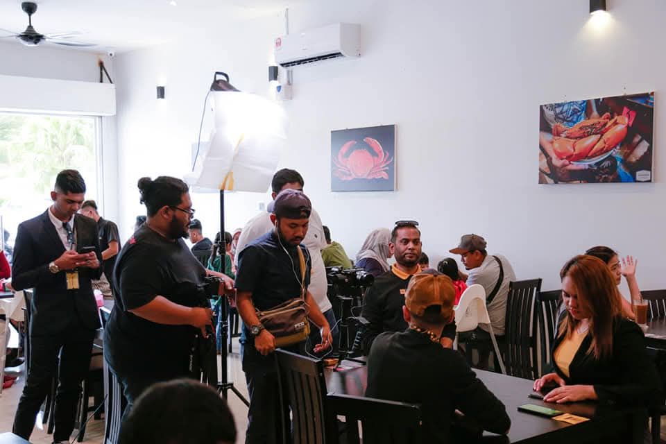 Pasukan Beeprography sedang membuat penggambaran di sebuah restoran